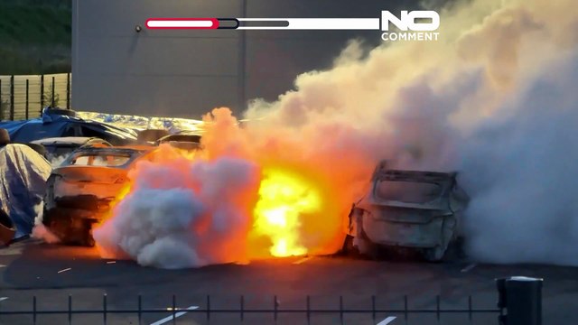 Maxi incendio in una concessionaria Tesla: distrutte decine di auto elettriche