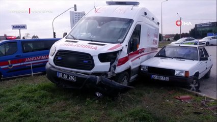 Ambulansla otomobil çarpıştı! Kameralar saniye saniye kaydetti