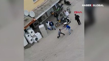 Balıkesir'de sokak ortasında bıçaklı düello: 1 ölü! Korkunç anlar kamerada
