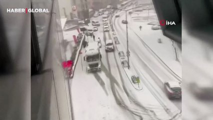 İstanbul'da kar yağışında yollar beyaza büründü, araçlar böyle kaydı