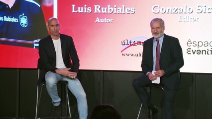 Rubiales, ancien président de la RFEF, visé... par des oeufs !