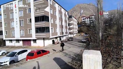 Fren yerine gaza basan sürücü evin yatak odasına girdi