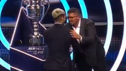 Alcaraz recibe el trofeo que le acredita como el mejor de 2025: "Se lo dedico a todo el mundo"
