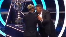 Alcaraz recibe el trofeo que le acredita como el mejor de 2025: 