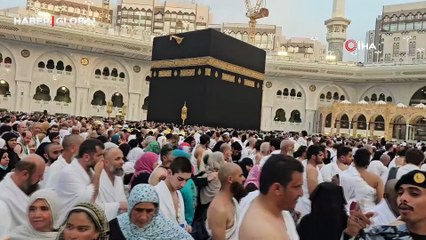 Yüzbinlerce Müslüman Kabe'yi tavaf etti