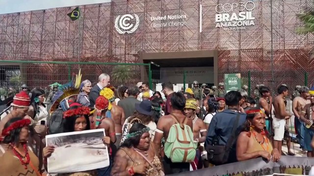 Manifestantes indígenas bloqueiam entrada da COP30 e exigem participar nas negociações
