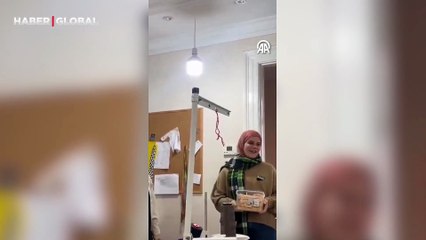 İzmir'de Suriyeli kadın, Baas rejiminin devrilmesini "Hür doğdum, hür yaşarım" şarkısıyla kutladı