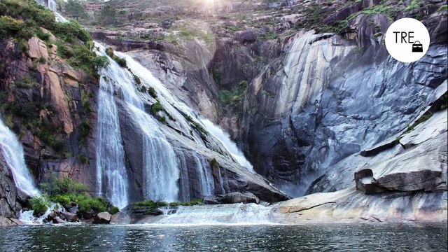 La ruta corta y fácil para hacer con niños: una cascada de 100 metros con arcoíris que parece Islandia
