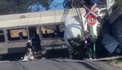 Gritos y llantos: Video muestra violento choque de tráiler contra tren en Tibás