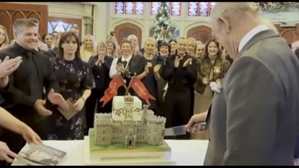 Re Carlo compie 77 anni, torta-castello e "Happy Birthday" in Galles