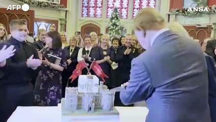 Compleanno in Galles per Carlo: coro di "Happy Birthday" e taglio della torta