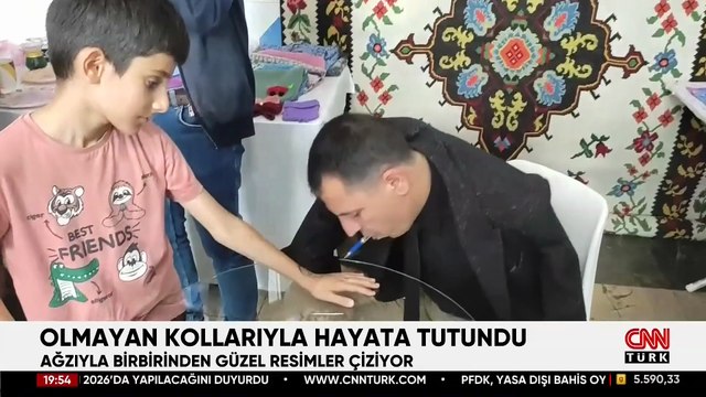 Olmayan kollarıyla hayata tutundu: Ağzıyla birbirinden güzel resimler çiziyor