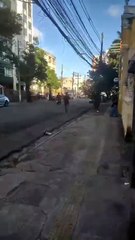 Moradores reclamam de bueiro aberto em calçada no Garcia; veja vídeo