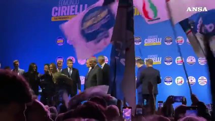 Campania, Meloni chiude il comizio e partecipa al coro "chi non salta comunista e'"