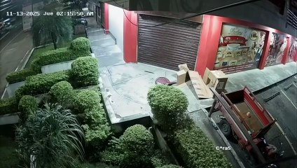 Video capta cuando asaltante golpea con un bate a guardia en La Ceiba