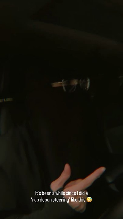 Zizi Kirana Rap sambil pegang stereng