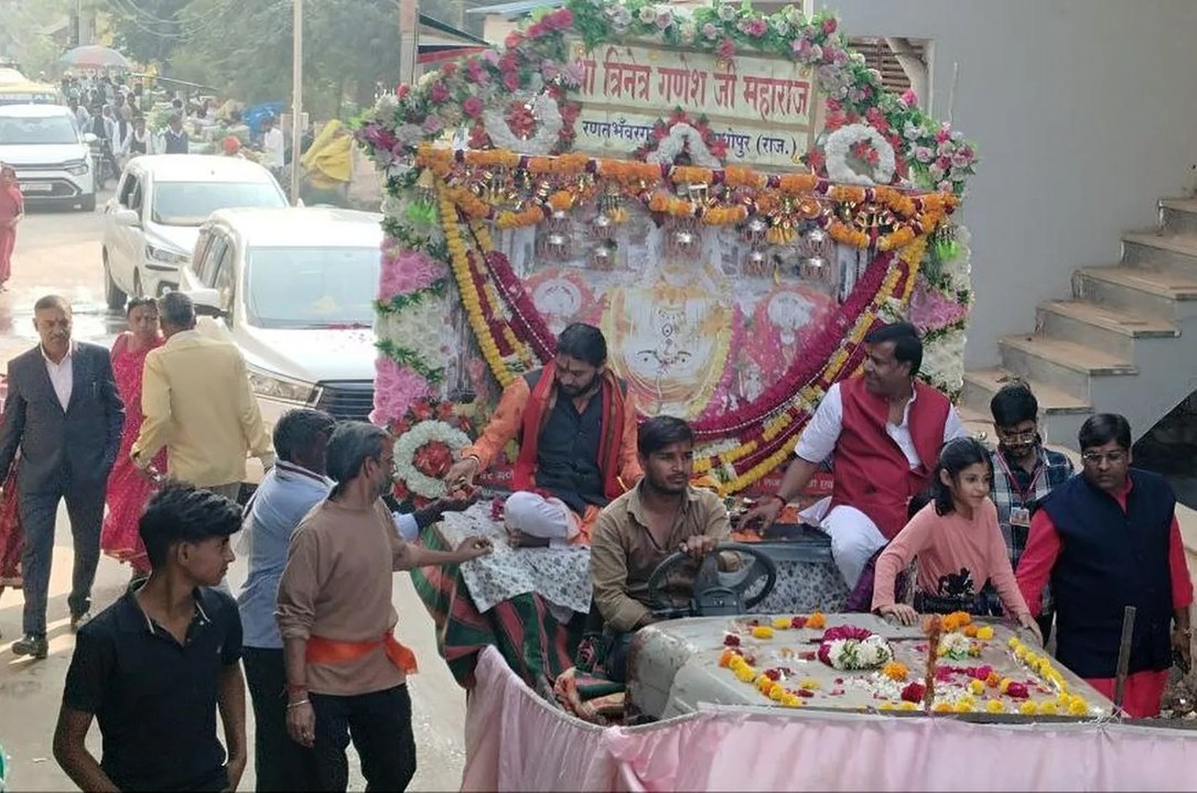 रणत भंवर त्रिनेत्र गणेशजी की निकली शोभायात्रा,...