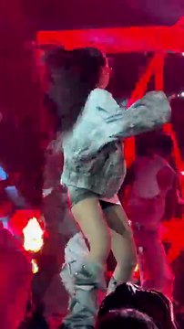 Jen 1 bước nhảy = Tỷ view Born P!nk! Crop xám + váy Waldla trắng + khoác ngắn = outfit “đốt sân khấu”! ⚡ Giây cuối: Bí kíp copy Jennie trong 3s! Xem HẾT ngay → auto muốn mua! 👇 Comment “WALDLA” nhận link gấp!