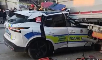 Trafik polisi aracı TIR'a çarptı: 1 şehit, 1 ağır yaralı