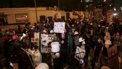 Manifestantes en Perú exigen reformas políticas para abordar la inseguridad y la corrupción.