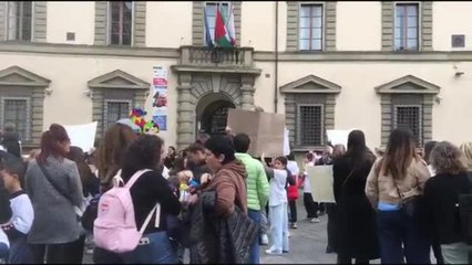 Accorpamenti scolastici, la protesta delle scuole a rischio davanti al palazzo della Regione