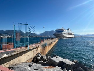 Lüks kruvaziyer yolcu gemisi Alanya'ya demirledi!