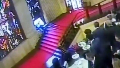 Emanule Cani cade e distrugge la vetrata di Mario Sironi: il video dell'incidente scatena insulti e polemiche. Todde solidale con l'assessore