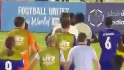 Caccia all'uomo al triplice fischio, Francia-Colombia finisce in rissa