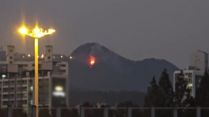 경기 군포시 수리산에서 불...속달동 일대 한때 정전 / YTN