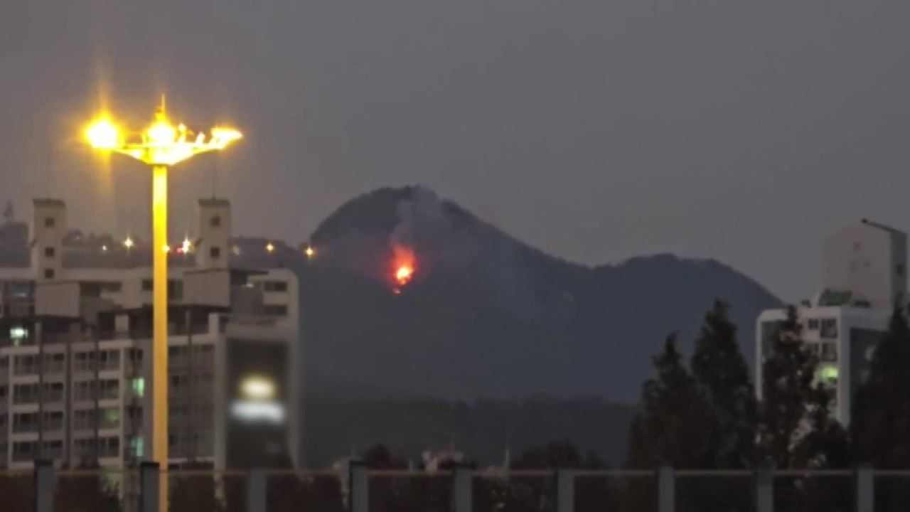 경기 군포시 수리산에서 불...속달동 일대 한때 정전 / YTN