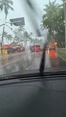 Colisão entre carro e caminhão deixa trânsito lento na orla de Ponta Verde