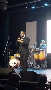 Manerra se va en llantos durante concierto en Escenario 360