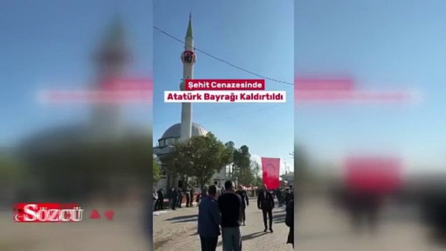 Şehit cenazesinde şok görüntü: Atatürk'lü Türk bayrağını kaldırdılar!
