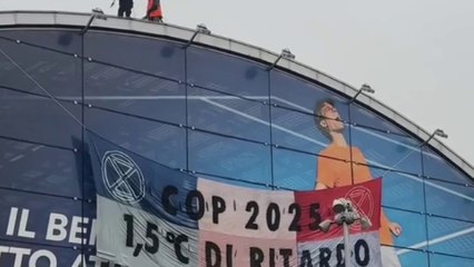 Torino, il blitz di Extinction rebellion sul tetto della stazione di Porta Susa: «Cop2025, siamo a 1,5°C di ritardo per salvare il pianeta»