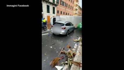 Maltempo Genova: pioggia e raffiche di vento a Pegli, si ribalta furgone