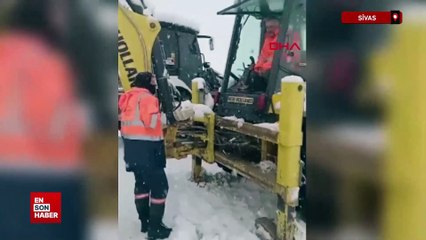 Sivas'ta üzerinde kar biriken çadır çöktü, 8 koyun öldü