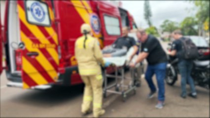 Acidente entre carro e motocicleta mobiliza socorristas no centro de Cascavel