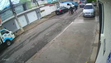 Imagens Fortes: Tentativa de assalto termina com assaltante atropelado e dupla presa