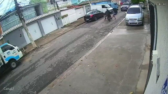 Imagens Fortes: Tentativa de assalto termina com assaltante atropelado e dupla presa