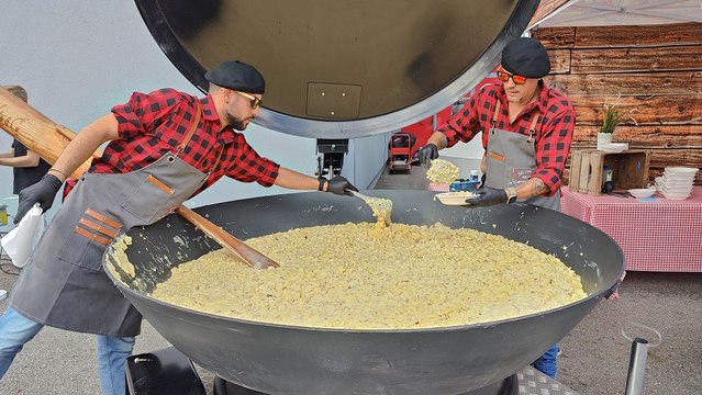 Plus de deux tonnes de reblochons et de patates : le record de la tartiflette géante de retour à la maison en Savoie