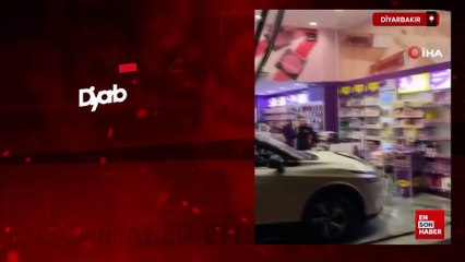 Diyarbakır'da kontrolden çıkan otomobil kozmetik mağazasına daldı