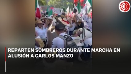 Reparten sombreros durante marcha en alusión a Carlos Manzo