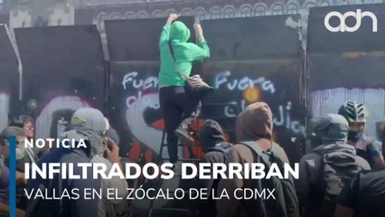 Infiltrados en la marcha derriban vallas en la plancha del zócalo