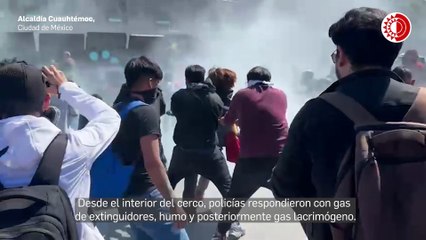 Encapuchados derriban vallas en el Zócalo durante marcha de la 'Generación Z'