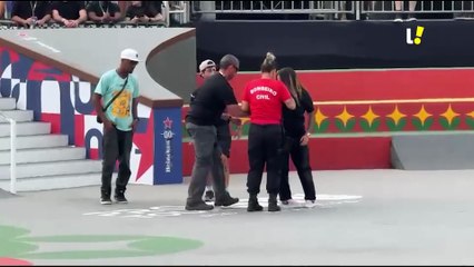 Pâmela Rosa sai mancando após queda no STU Pro Tour do Rio.