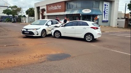 HB20 e Corolla se envolvem em colisão com semáforo no Bairro Neva