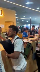 BNews COP30: Participantes fazem fila para comer pastel e tomar vinho de graça; veja vídeo