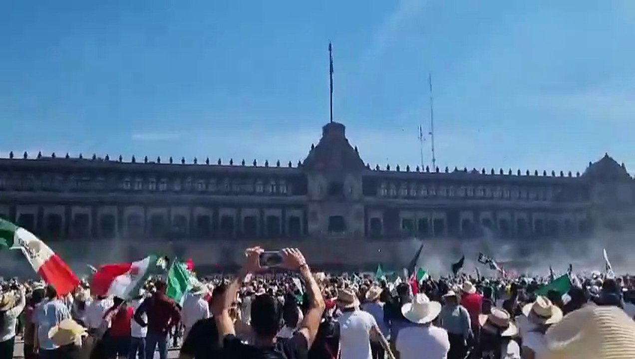 Clashes between riot police and protesters in front of the presidential palace in Mexico