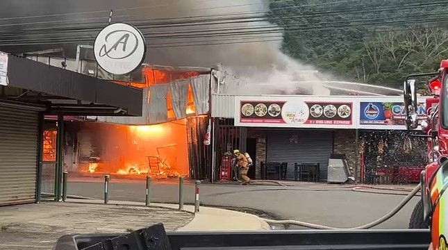 tn7-Bomberos atienden un incendio de grandes proporciones en minisúper de Puntarenas-151125