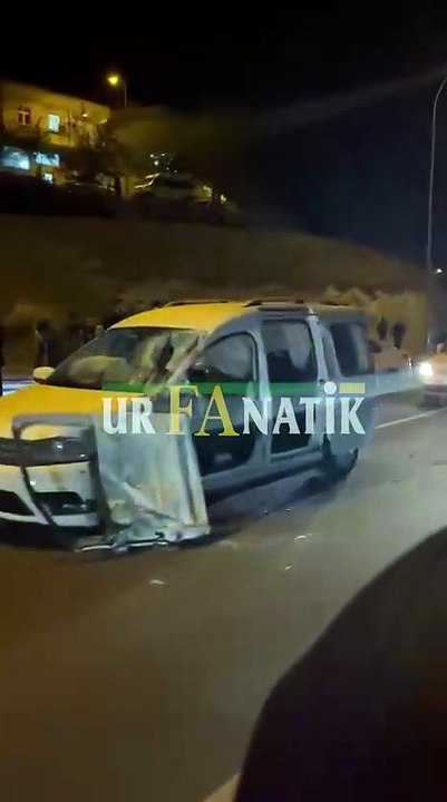 Şanlıurfa’nın Birecik İlçesinde Otobüs İle Hafif Ticari Araç Çarpıştı